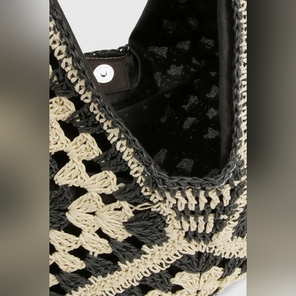 boohoo Contrast Crochet Beach Bag - Picture 6 of 7